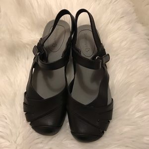 bare traps closed toe sandals